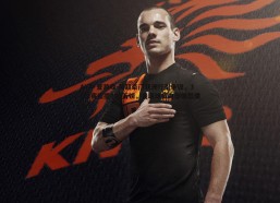 AYX·爱游戏-英超豪门亚洲行引争议，3天2赛狂揽800万镑，曼联球员内部愤怒爆发