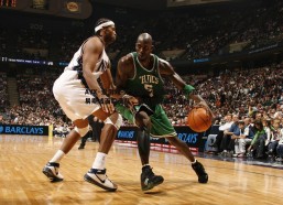 AYX·爱游戏-尤文图斯中场道格拉斯-路易斯或面临离队，利兹联抛出橄榄枝