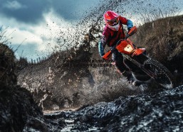 AYX·爱游戏-巴黎新援乌加特与伴侣公开亮相引发关注 女方情感过往成焦点