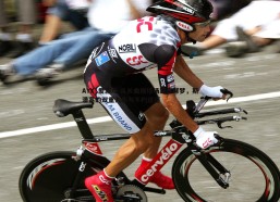 AYX·爱游戏-从长曲棍球场到篮球梦，斯潘塞的双重人生与不朽追逐